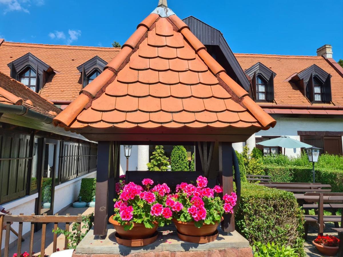 Agas Vendeghaz Hotell Csopak Exteriör bild